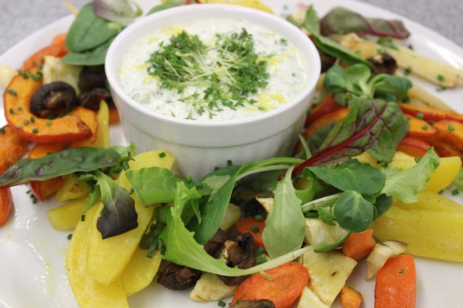 Ofengemüse-Allerlei mit Kräuterdip Ofengemüse-Allerlei mit Kräuterdip