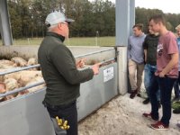 Betriebsbesichtigung auf dem Biolandbetrieb Reinhardt Auszubildende bei der Betriebsbesichtigung auf einem Bioland Schweinebetrieb