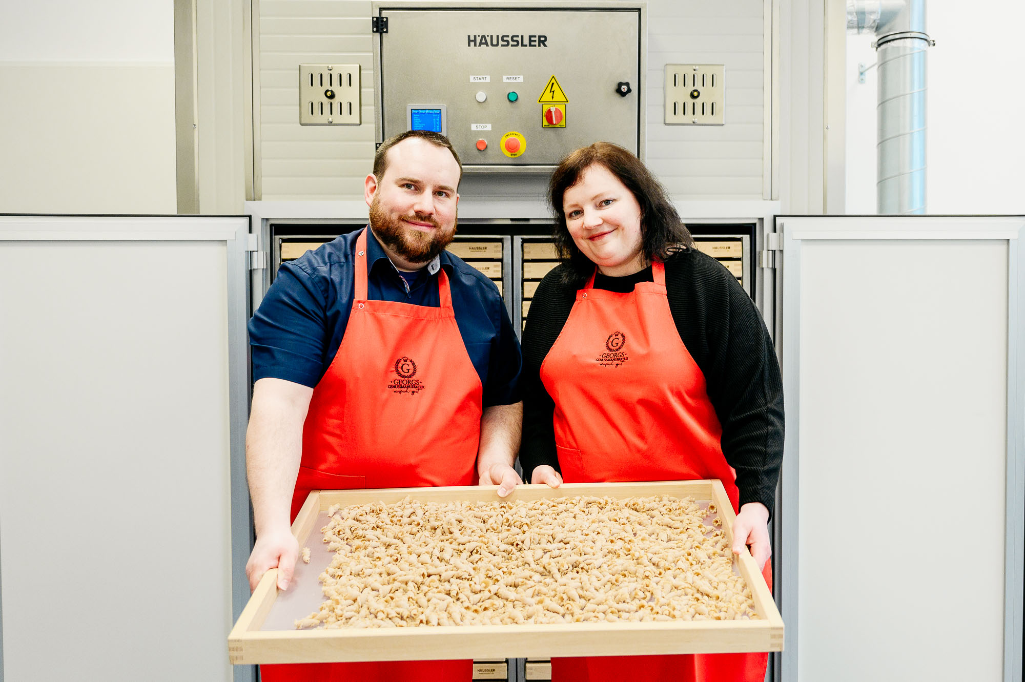 Georg Schönberger und Hannah Müller präsentieren frische Nudeln aus dem Trockenschrank
