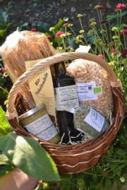 Honig-Dinkel-Rendezvous Geschenkkorb mit Dinkelnudeln und -flocken, Honig, Apfel-Honig-Balsam und Keltischen Küchenkräutern