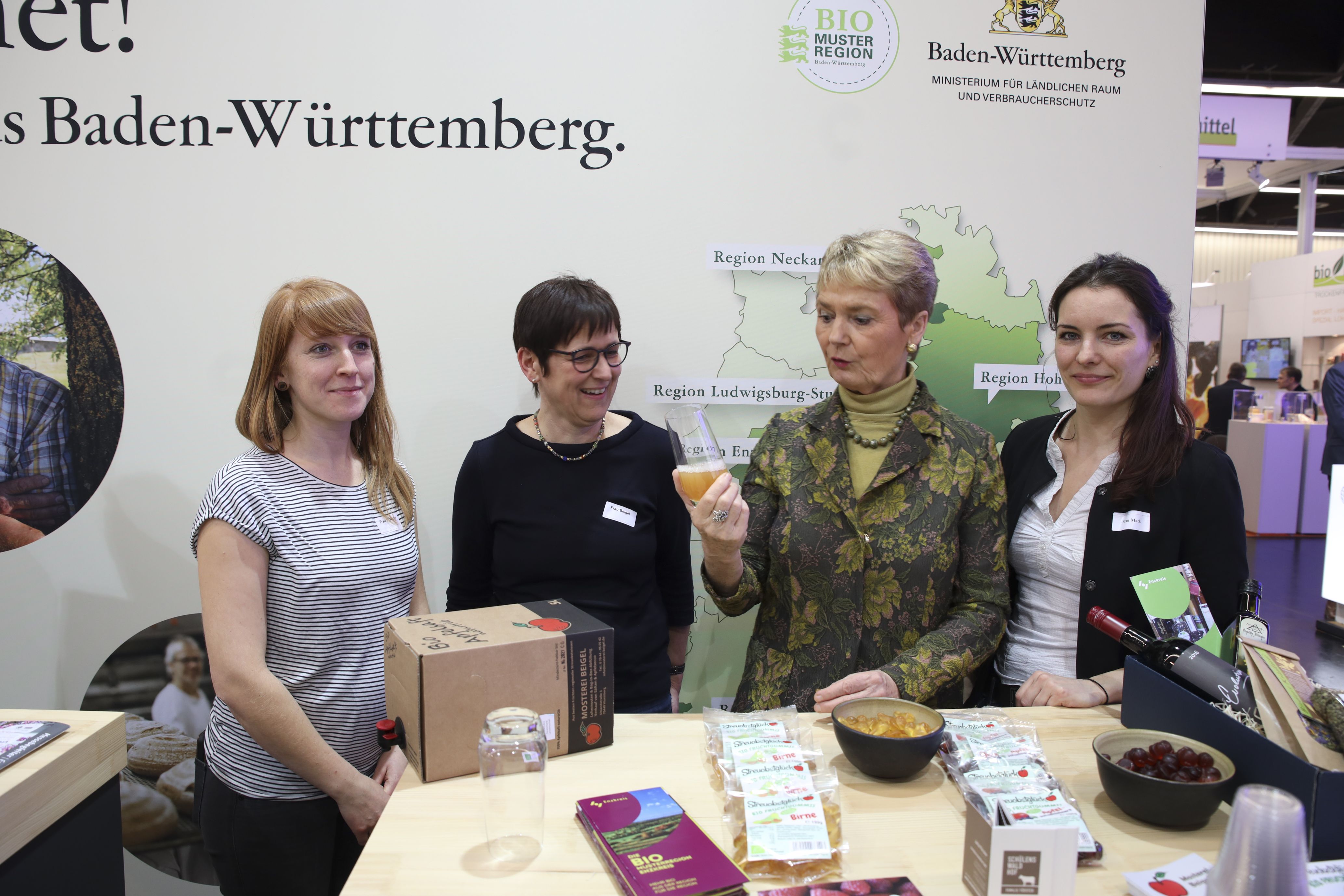 F. Gurr-Hirsch verkostet Bio-Streuobst-Apfelsaft