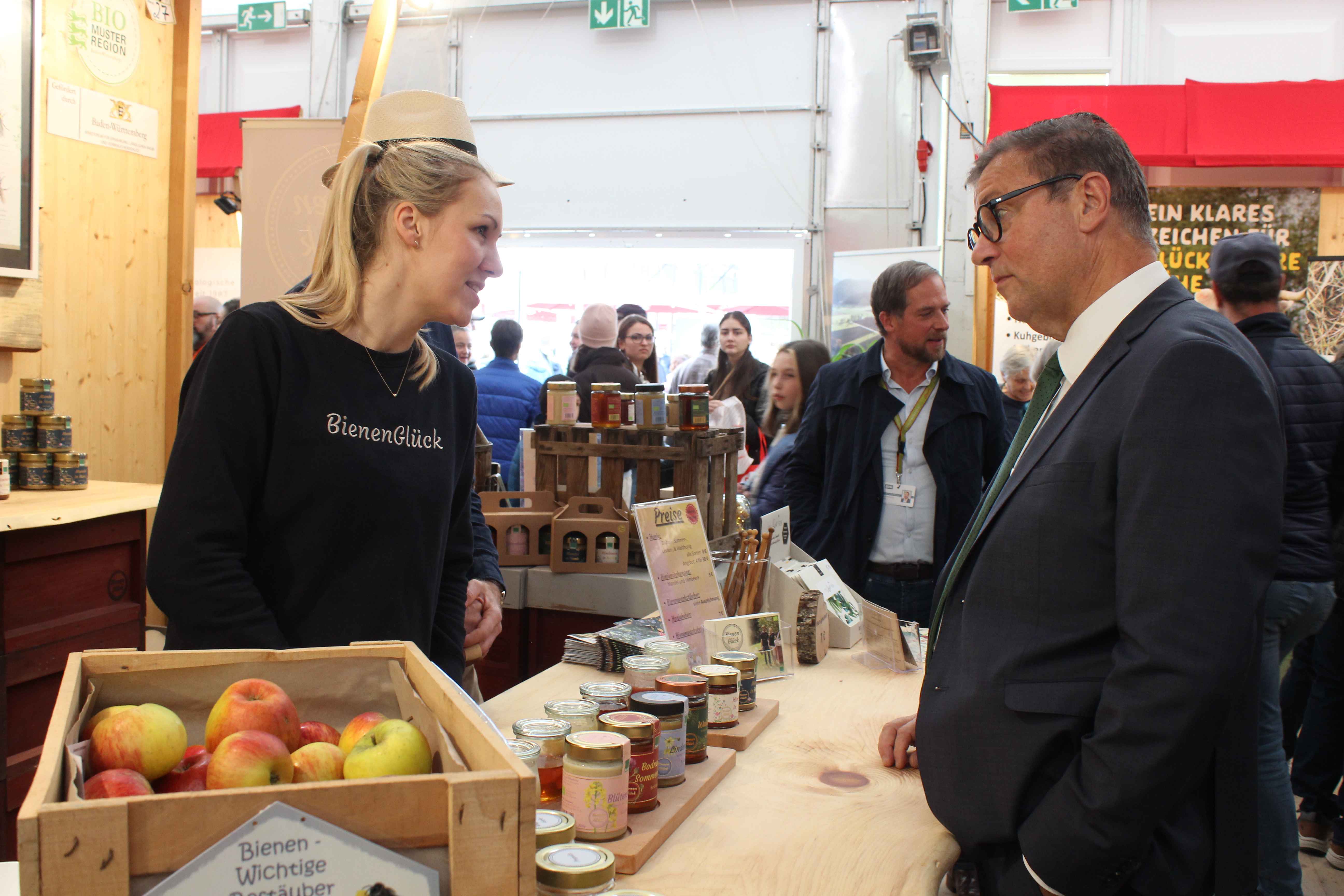 Minister Peter Hauk im Gespräch mit einer Ausstellerin