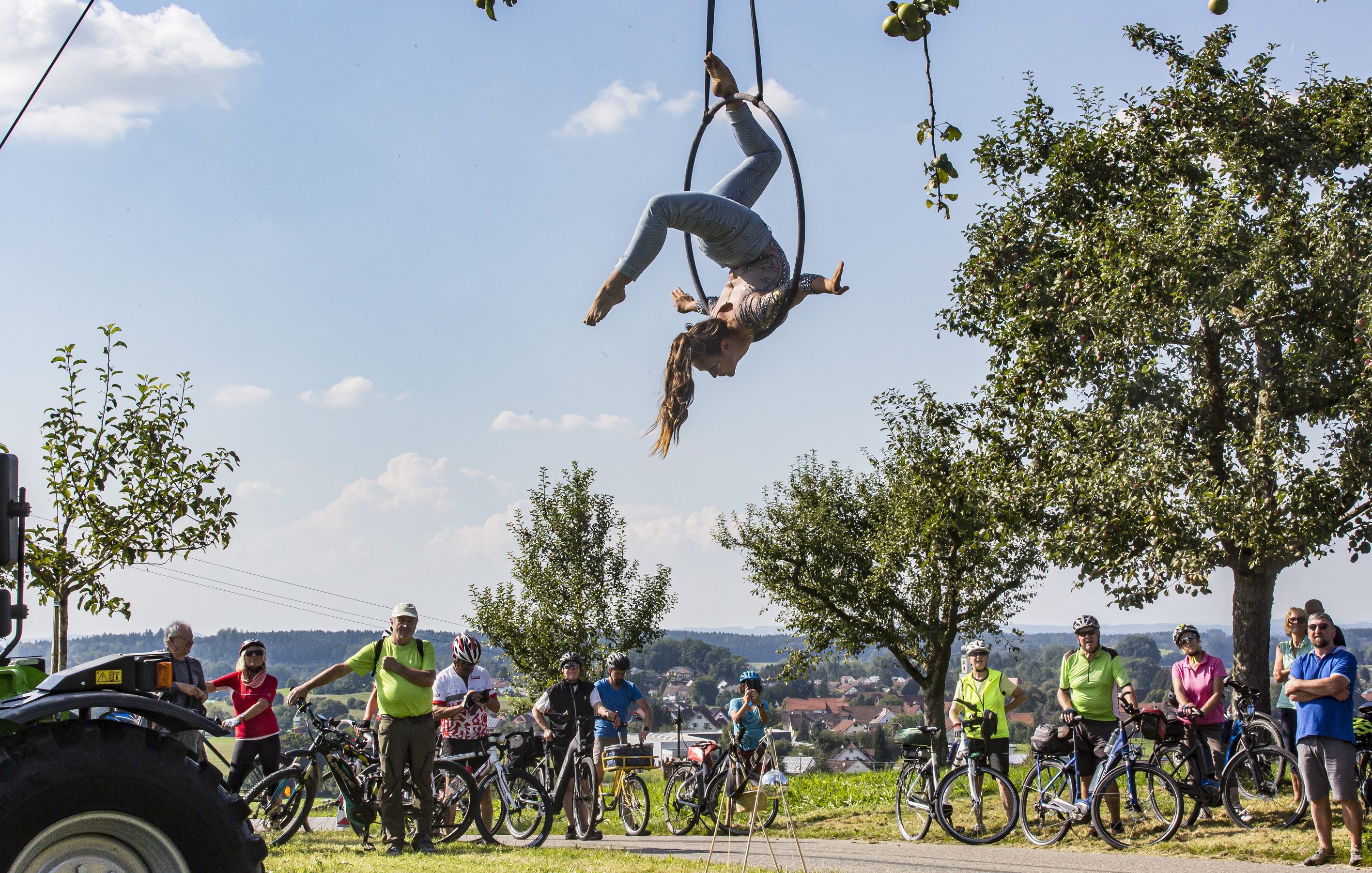 Hochseilakrobatin bei der Umanand-Tour 2021 Hochseilakrobatin zeigt den Radlern ihre Kunst