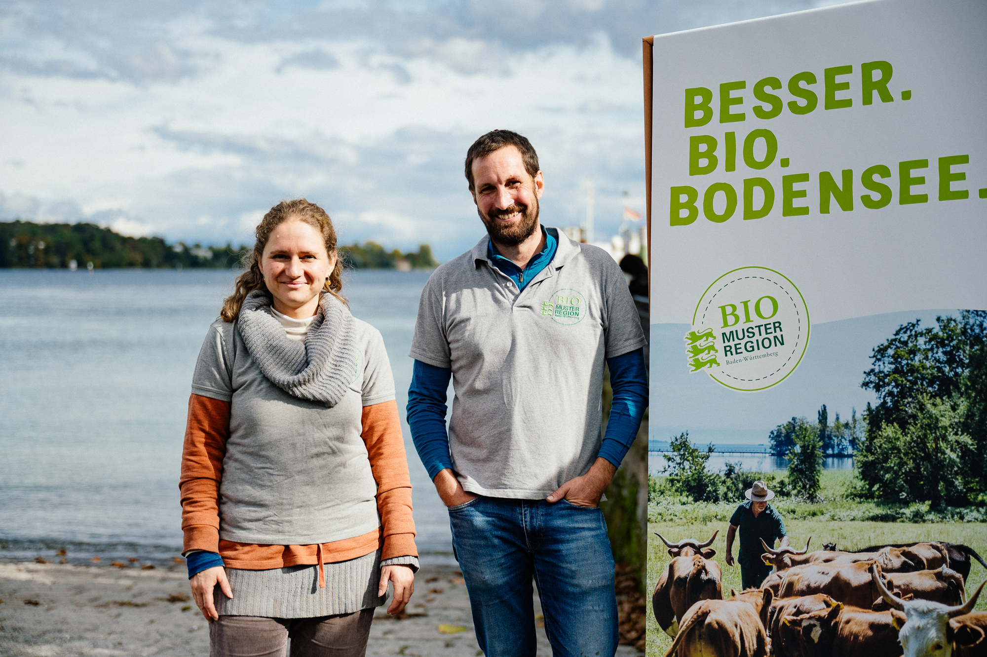 Nudeln und andere Produkte stehen angerichtet auf einem Tisch.