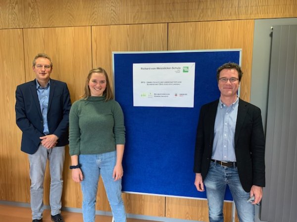 Bild (privat): Harald Ebner MdB, Franziska Frey, Regionalmanagerin der Biomusterregion und Uwe Stiefel, Schulleiter (von rechts n. links) bei ihrem Treffen in der Öhringer Richard-von-Weizsäcker-Schule