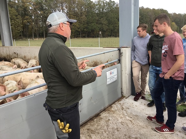 Betriebsbesichtigung auf dem Biolandbetrieb Reinhardt Auszubildende bei der Betriebsbesichtigung auf einem Bioland Schweinebetrieb