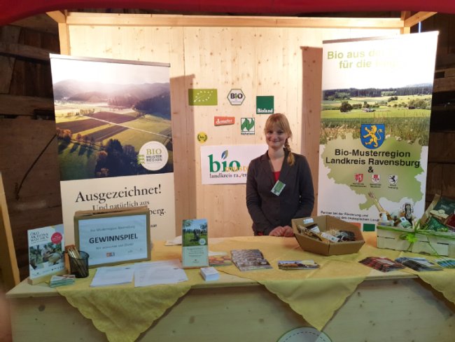 Regionalmanagerin Katharina Eckel am Stand der Bio-Musterregion Regionalmanagerin Katharina Eckel am Stand der Bio-Musterregion