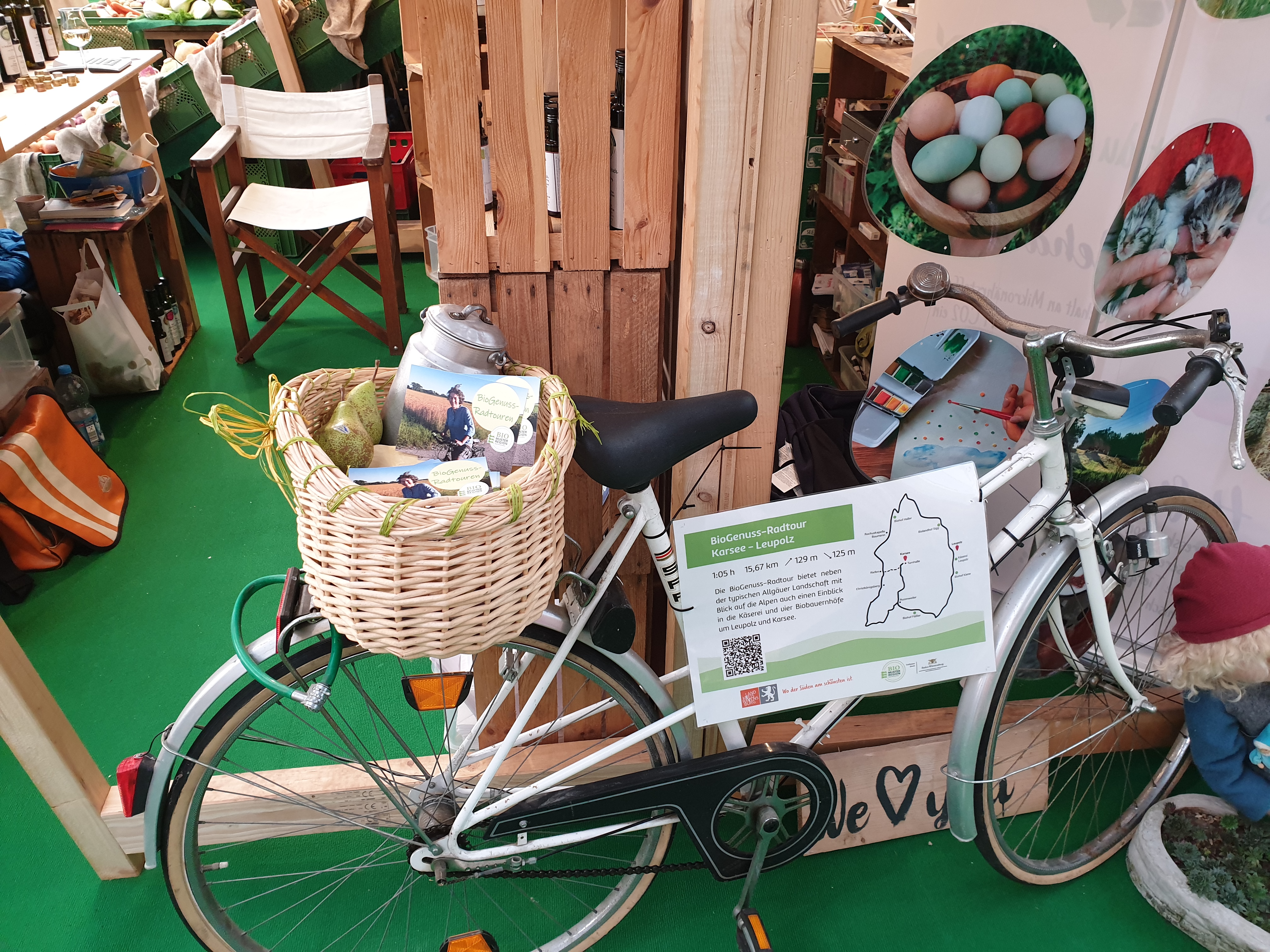 Man sieht ein Fahrrad mit dekoriertem Korb in dem Flyer für die BioGenuss-Radtouren liegen