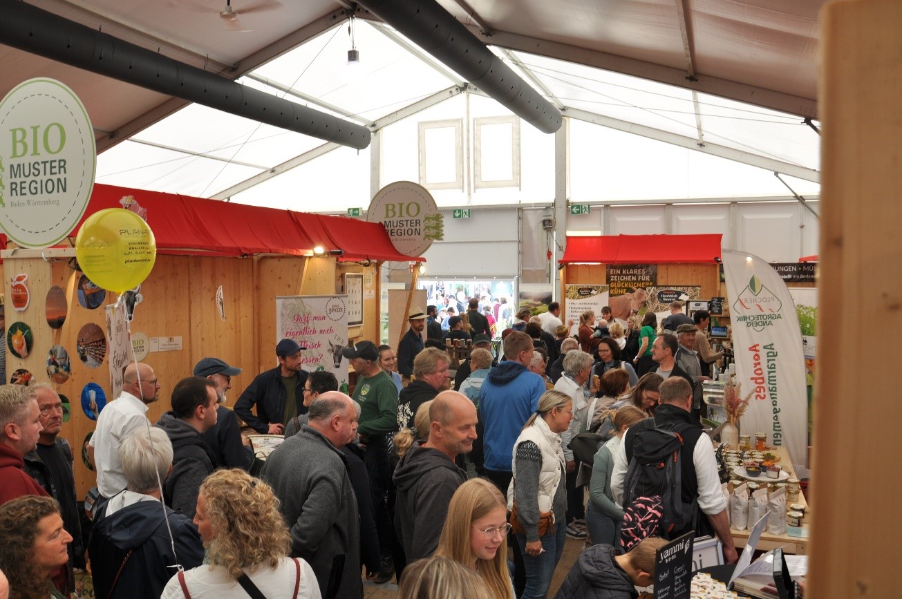 viele Menschen in der Bio-Markthalle