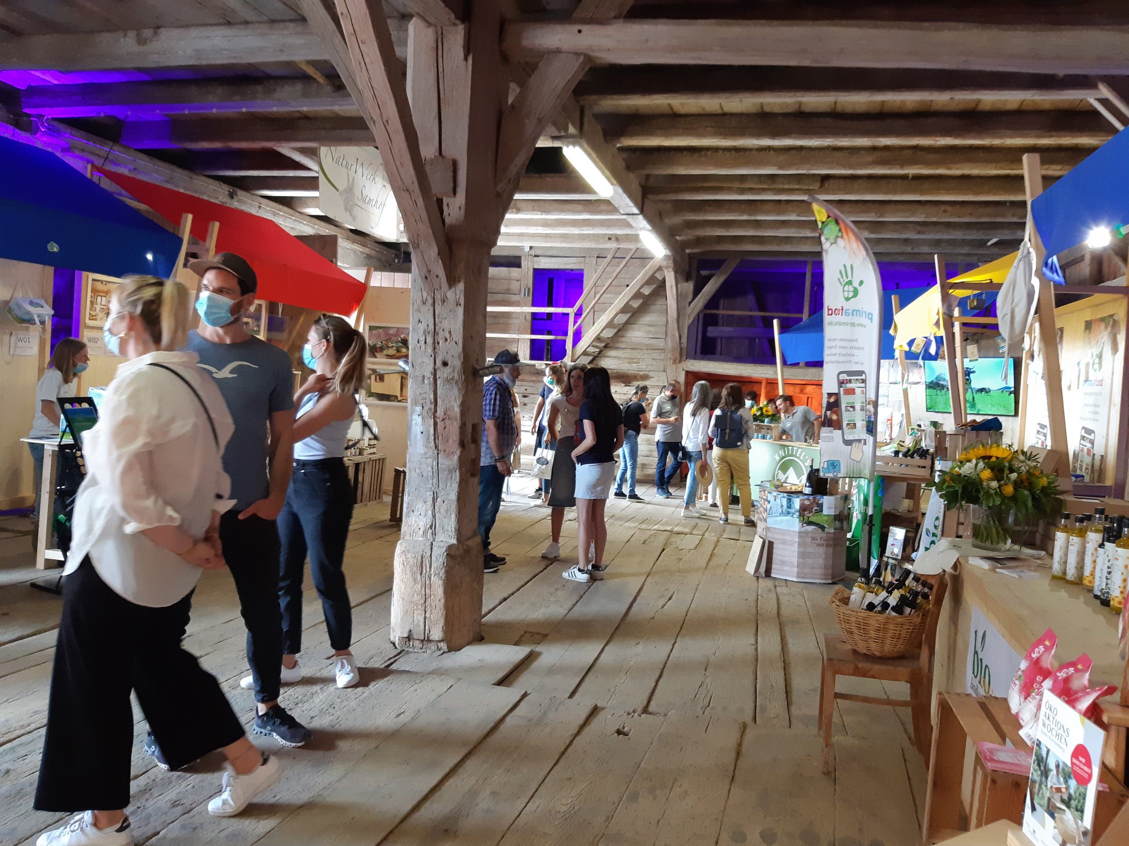 Gemeinschaftsauftritt von Bio-Akteuren in der Wagenremise unter dem Banner der Bio-Musterregion Gemeinschaftsauftritt von Bio-Akteuren in der Wagenremise