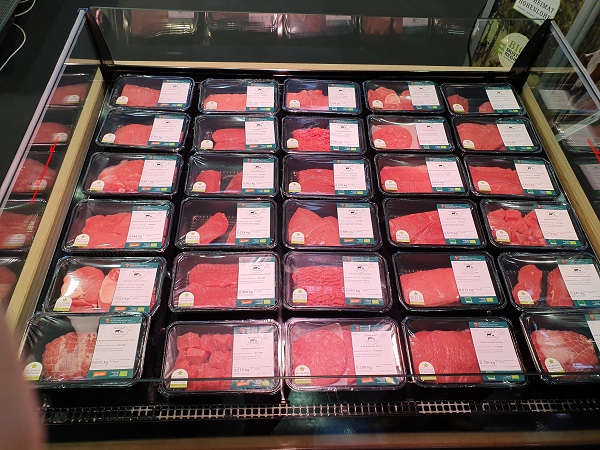 Verpacktes Bruderkalbfleisch in der Auslage