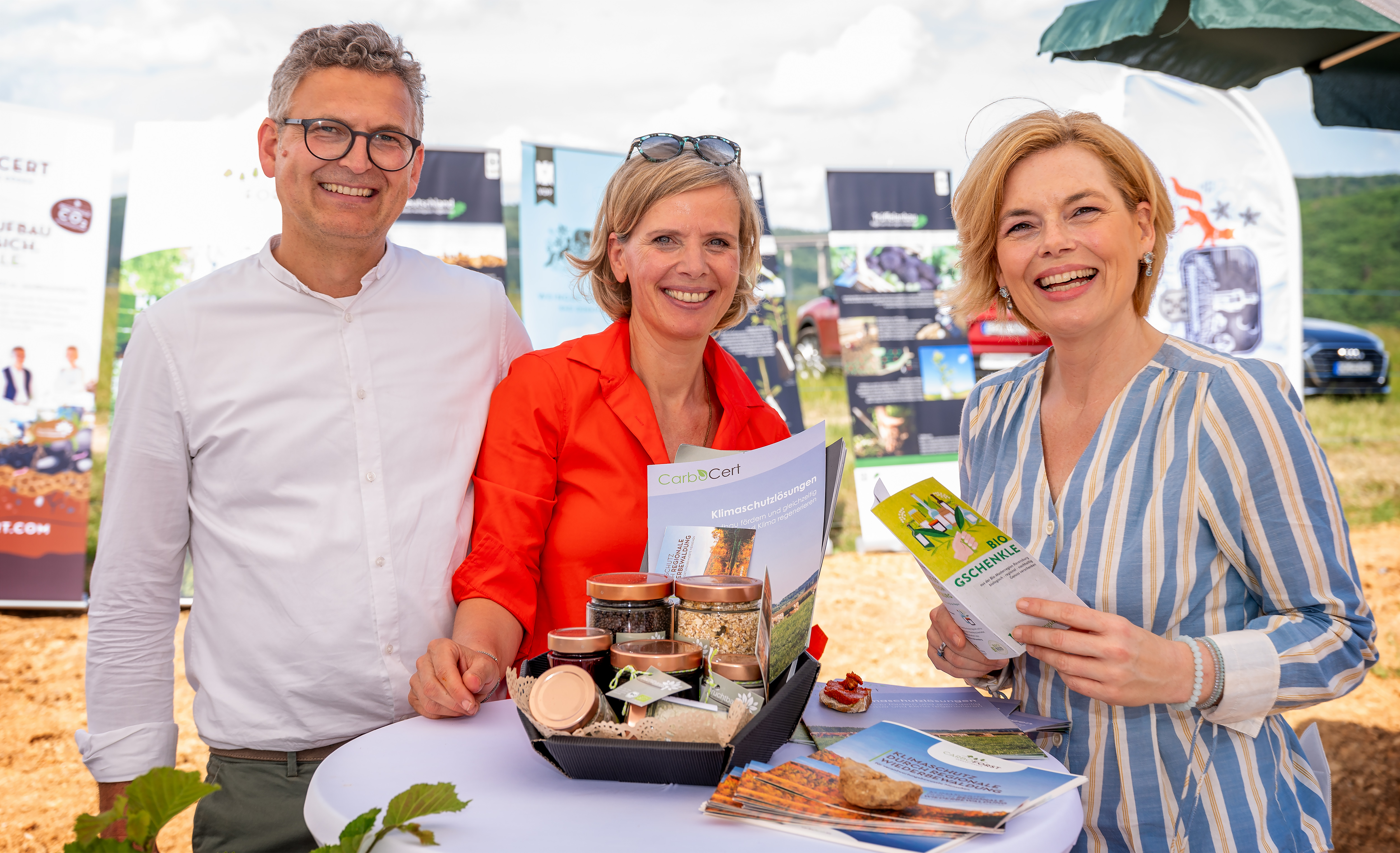 Julia Klöckner erhält von Angela und Wolfgang Abler ein Bio-Gschenkle Angela und Wolfgang Abler überreichen Julia Klöckner ein Bio-Gschenkle