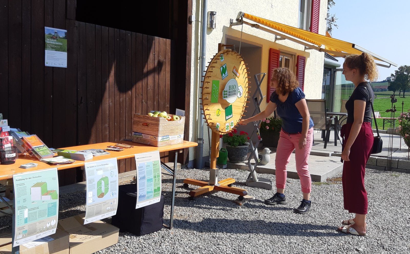 Freude am Glücksrad Besucherinnen drehen das Glücksrad