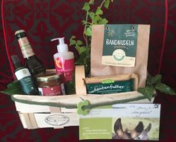 Geschenkkorb mit Bier, Nudeln, Honig, Seife, Raumspray und Studentenfutter