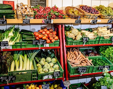 Ladenregal mit Gemüsekisten