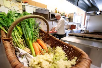 Frisches geschältes Gemüse auf einem Blech