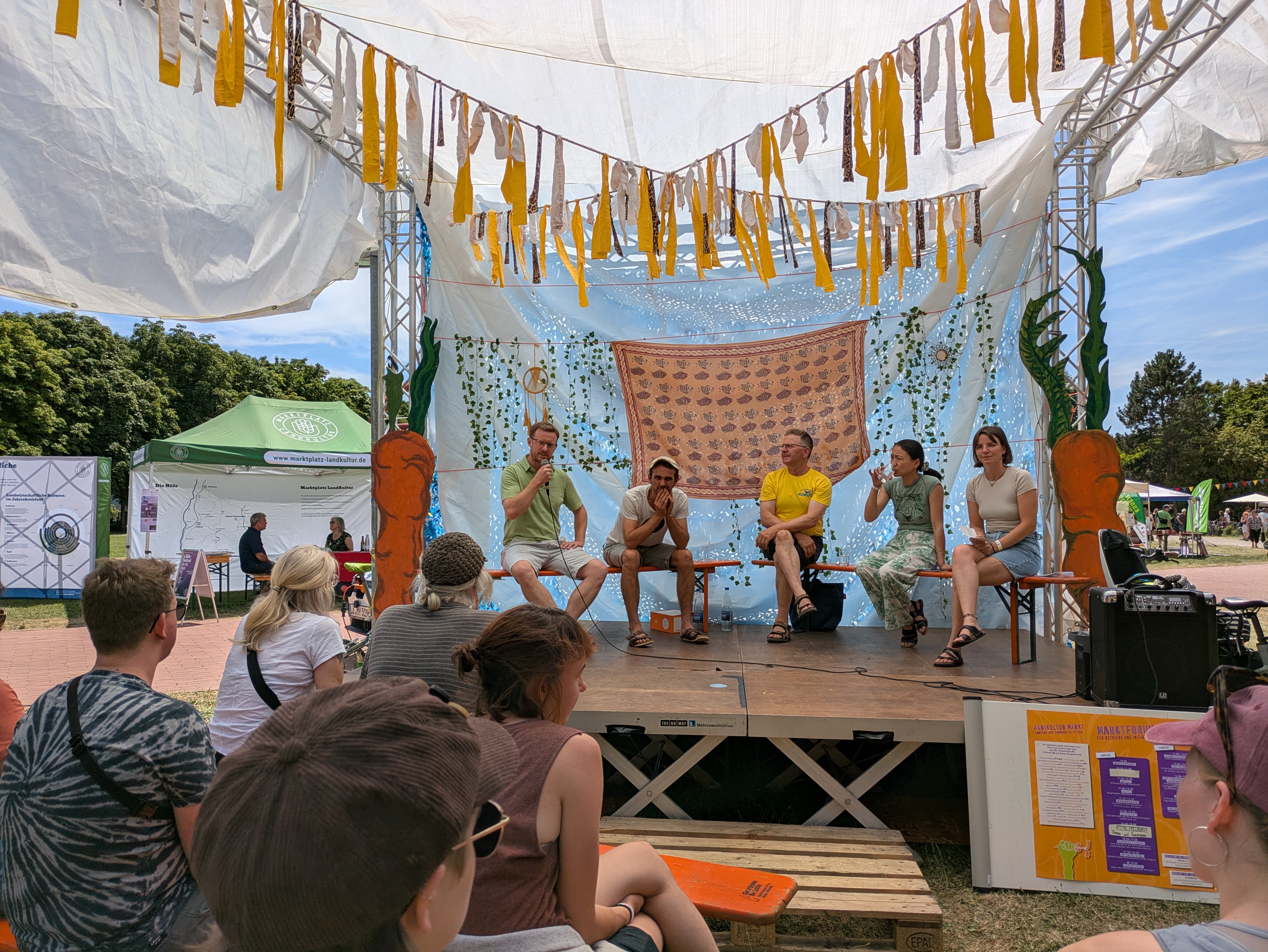 „Triff die Menschen hinter den Bio-regionalen Produkten“ mit Miguel Mackern von Monte Ziego, Jannis Althaus von Querbeet, Reinhard Schneider von der Dachswanger Mühle und Ling Dong von Isst Balance (von links nach rechts).