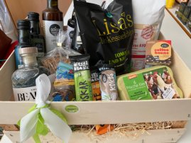 vielfältiger Geschenkkorb mit Produkten aus dem Vollsortiment vom ViktualienMARKT