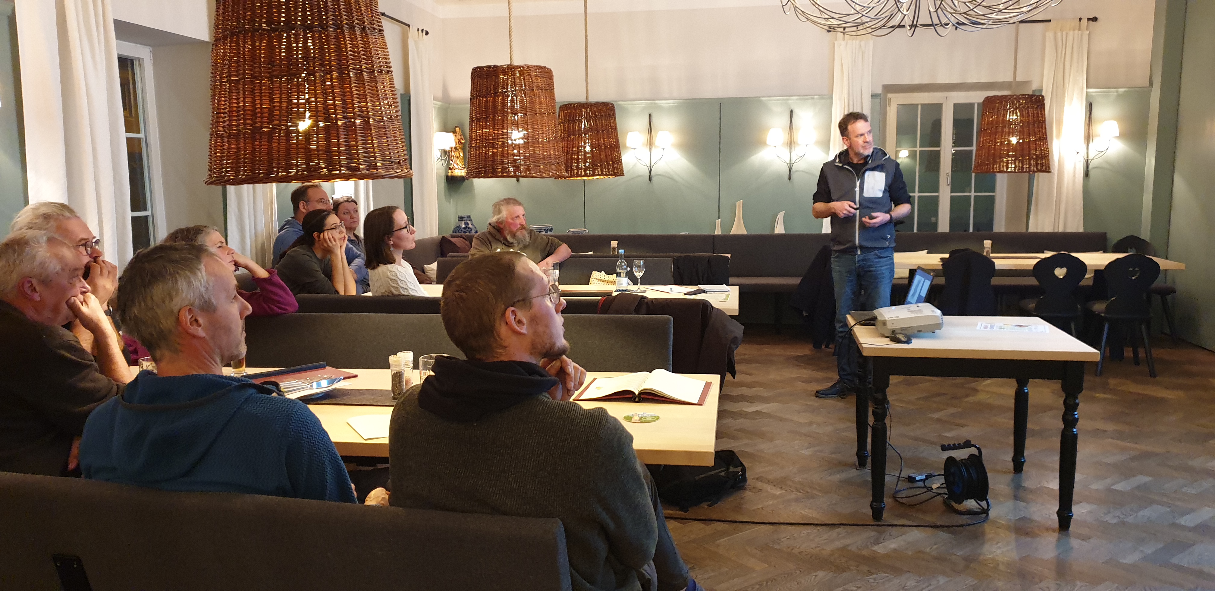 Die Teilnehmer/innen lauschen aufmerksam den Ausführungen von Adrian Dillmann