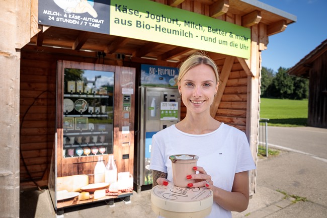 Einkauf am Bio-Lebensmittelautomaten