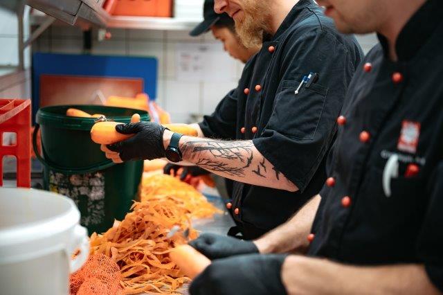 Küchenhilfen schälen Karotten