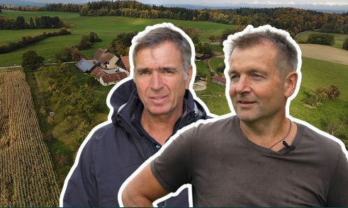 Zwei Landwirte als Hauptpersonen im Film im Hintergrund das Luftbild eines Hofes