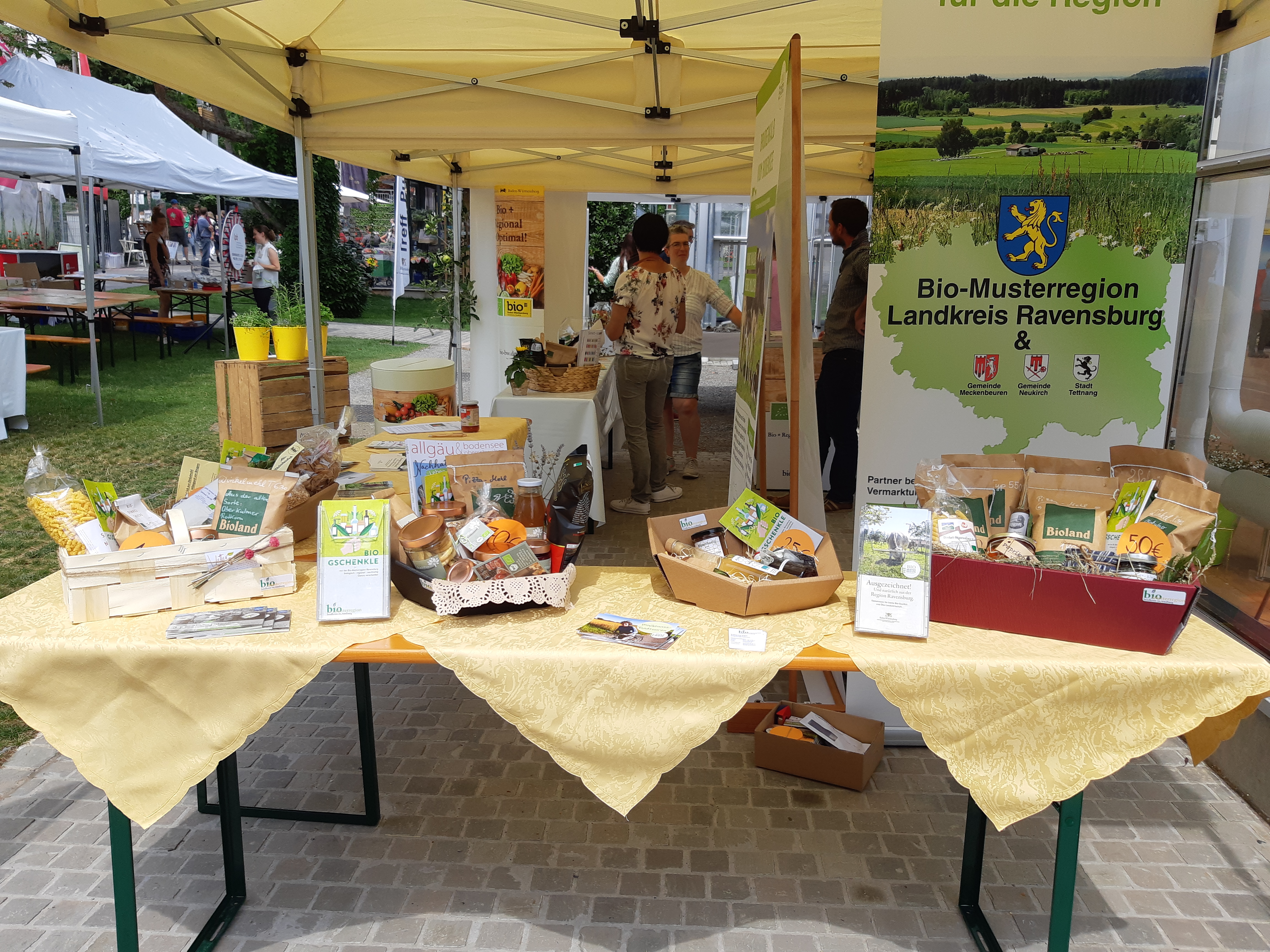 Stand der Bio-Musterregion Ravensburg mit einer Ausstellung an Bio-Geschenkkörben