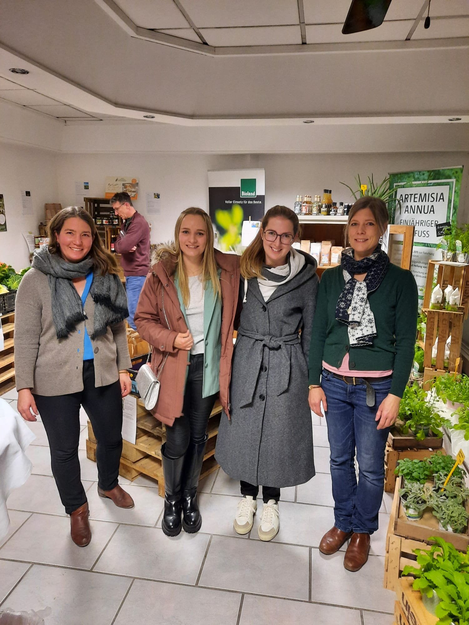 Man sieht die zwei Regionalmanagerinnen von der Bio-Musterregion Heilbronn und die württembergische Weinkönigin und Prinzessin 