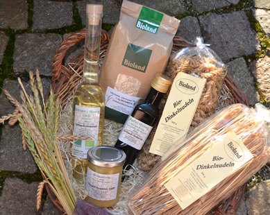 Geschenkkorb mit Dinkel- und Honigprodukten