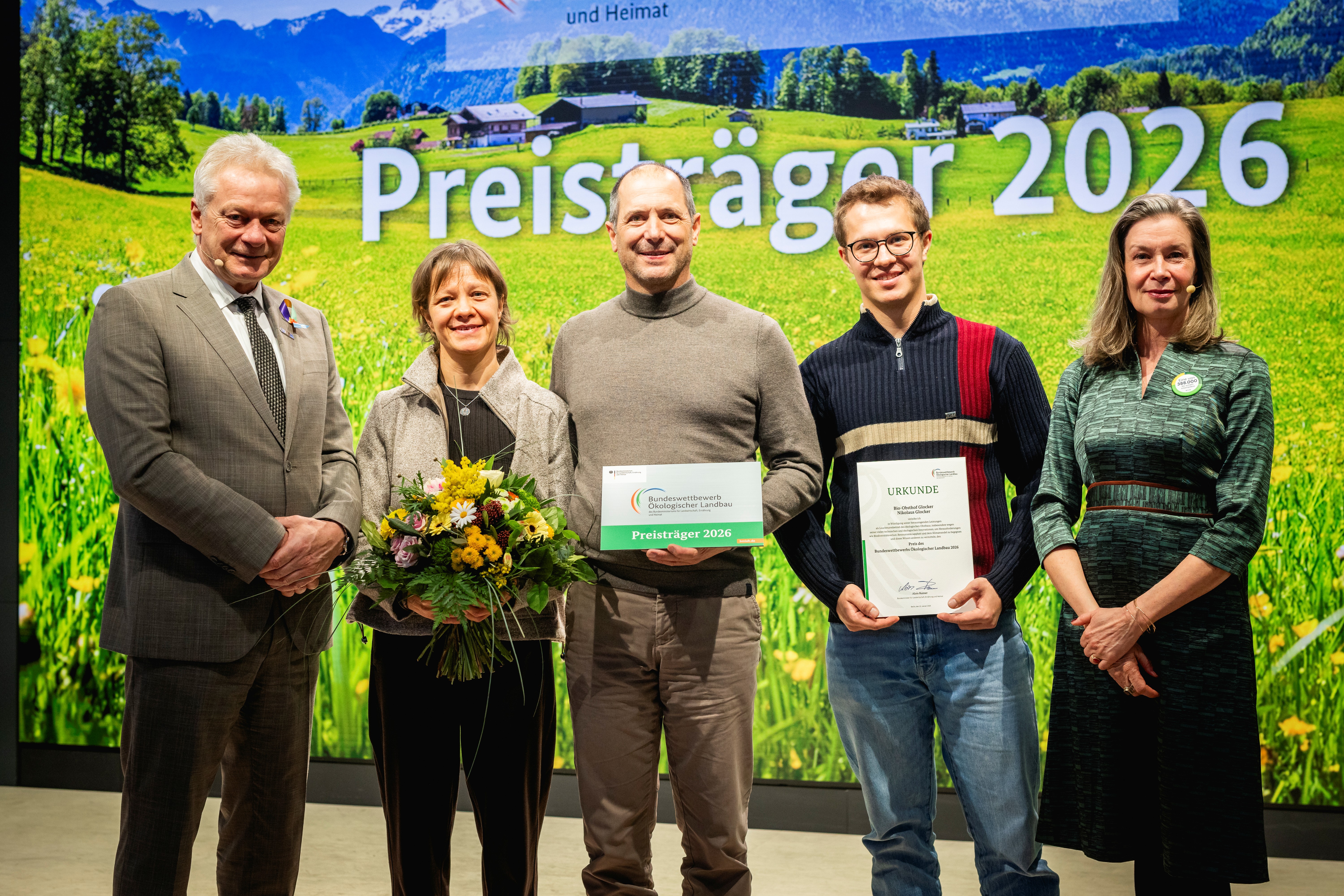 Familie Glocker mit Alois Rainer und Tina Andres bei der Preisverleihung