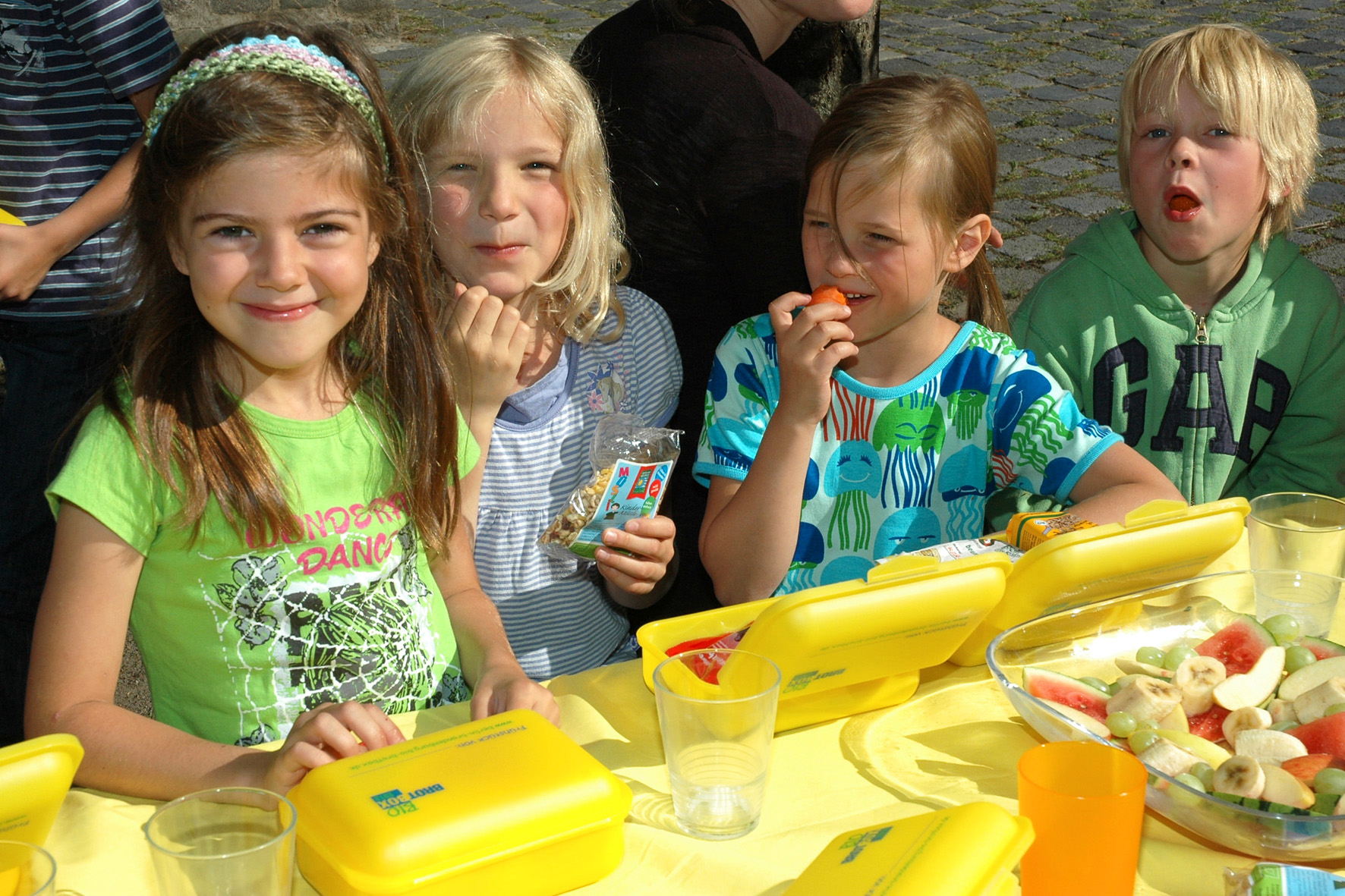 Vier Kinder mit ihren Bio-Brotboxen beim Vespern.
