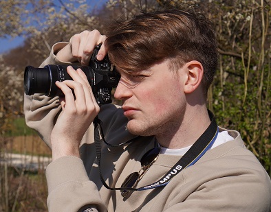 Jungere Mann mit Kamera