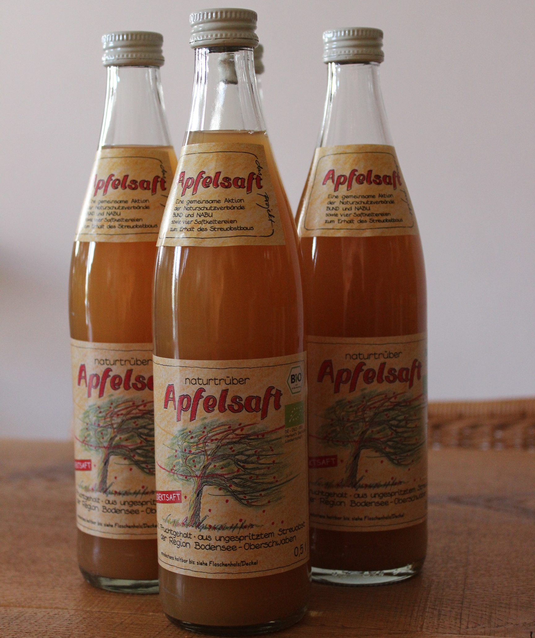 Drei Apfelsaftflaschen 0,5 Liter mit dem gemeinsamen Etikett des BUND-Apfelsaftprojektes