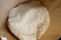 Mehl von oben in einem geöffnetem Sack