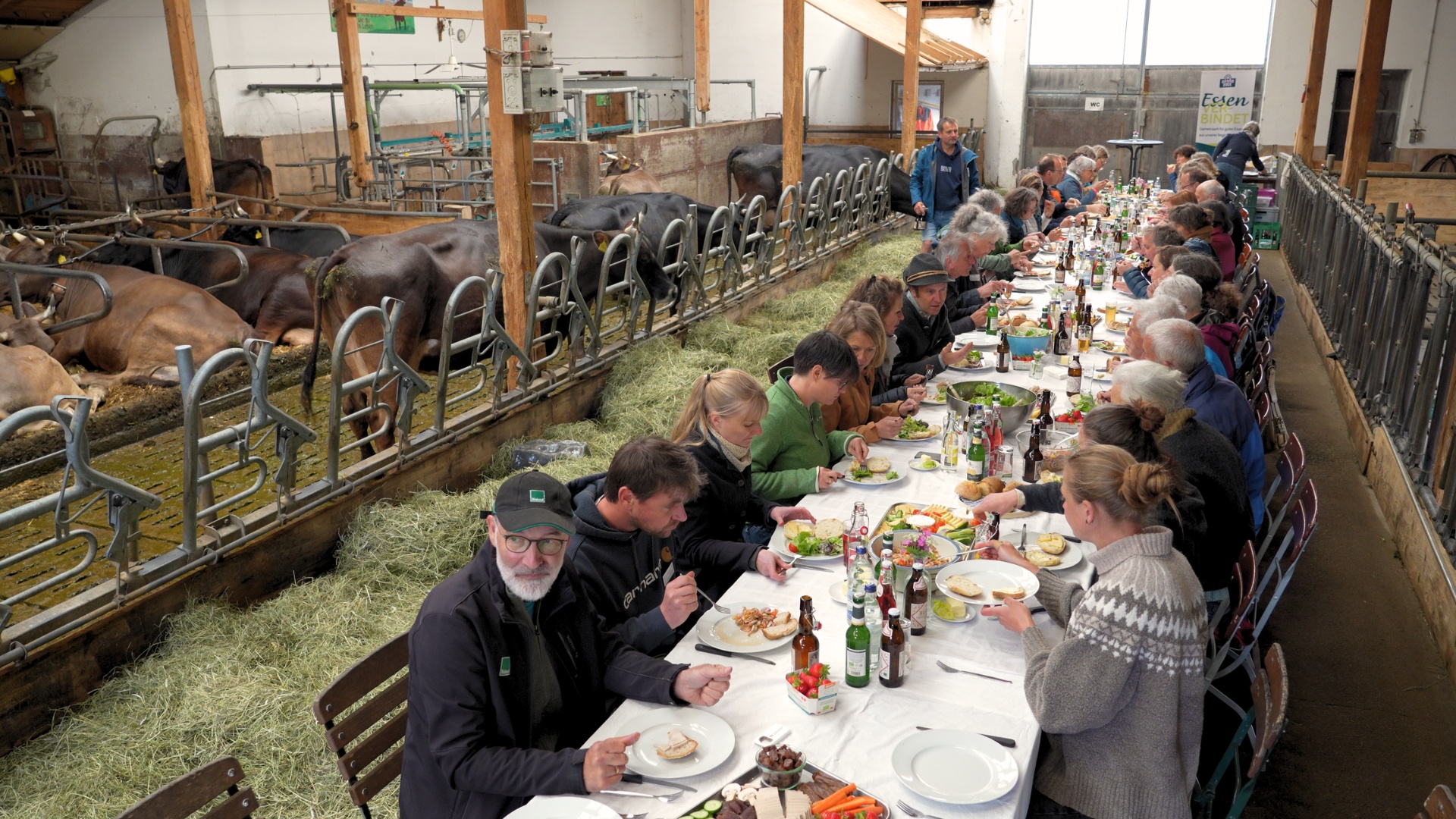Vesper auf dem Futtergang an langer Tafel