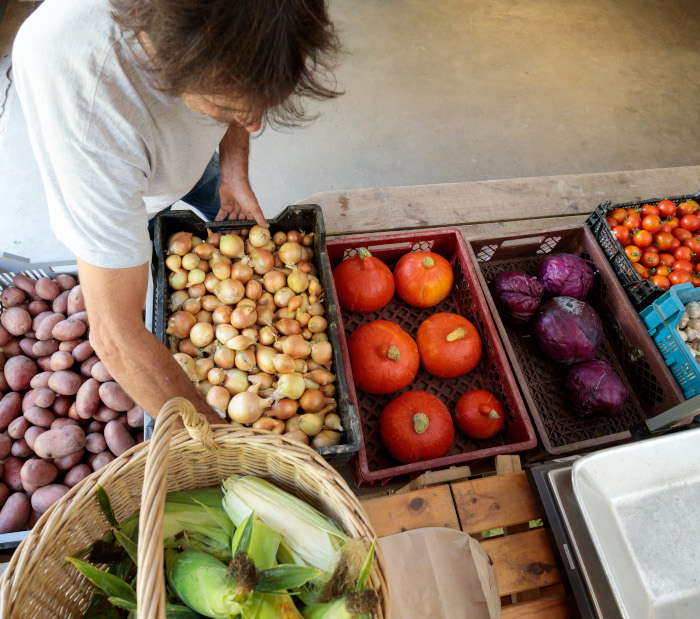 Person baut einen Marktstand auf