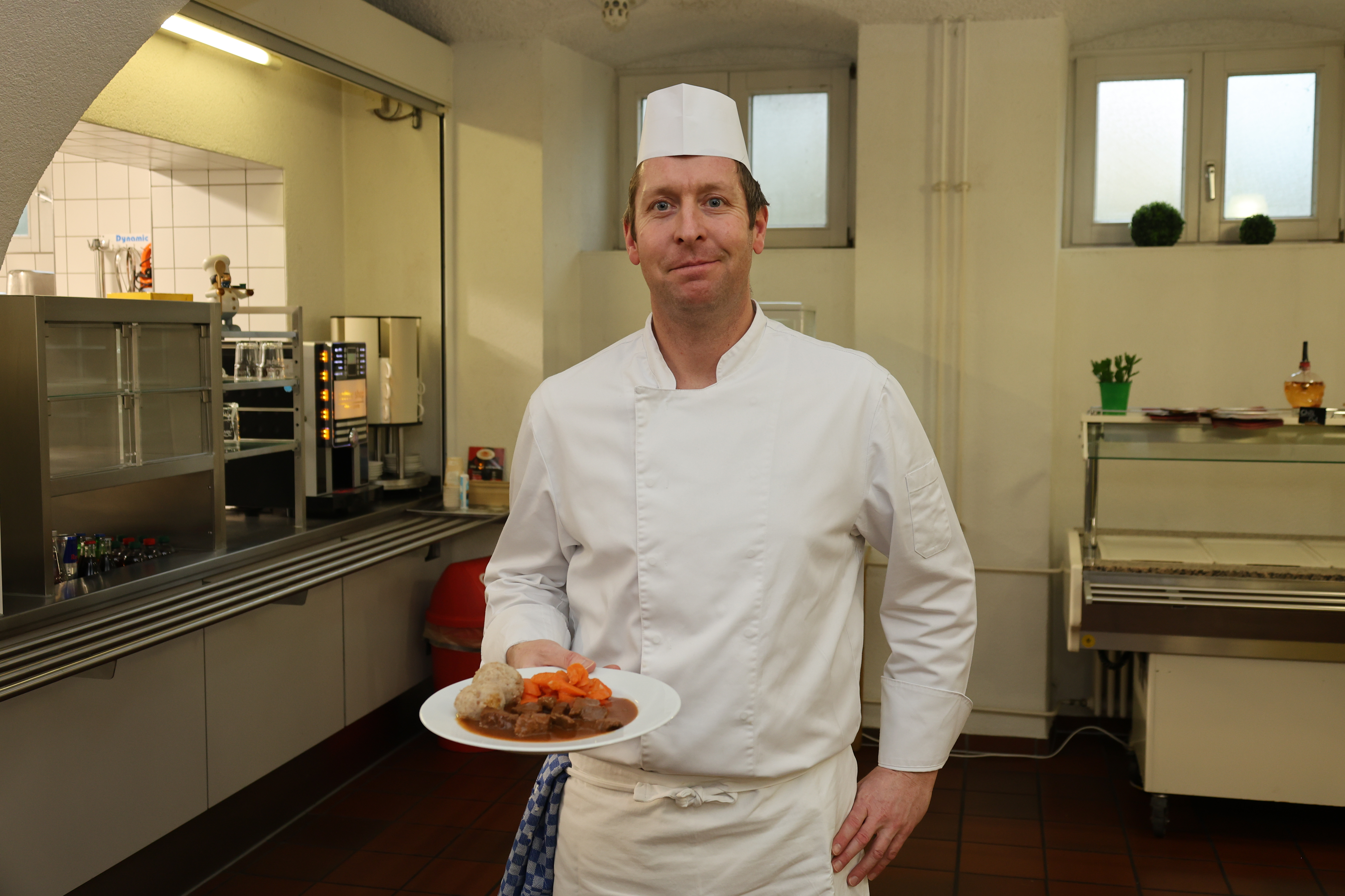 Marc Reuter, Chef der Polizeikantine Konstanz, serviert Biorind aus der Region