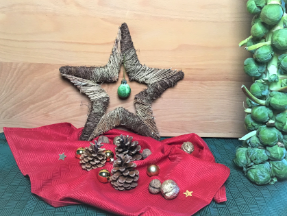 Weihnachtsdekoration und Rosenkohl