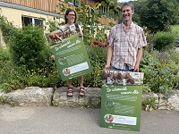 Zwei Personen mit Feldschildern