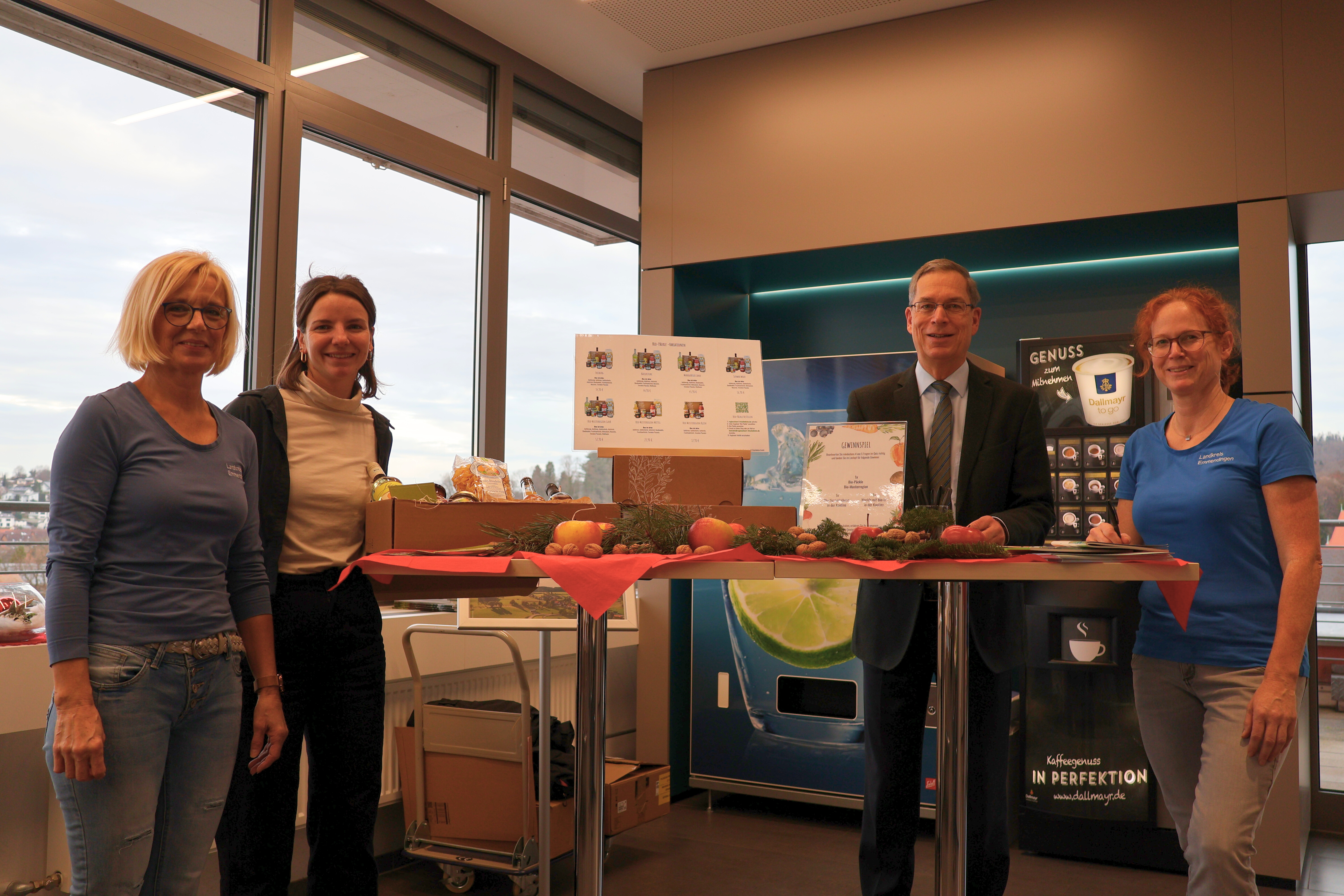 Am Stand der Bio-Musterregion (vlnr: Kantinenmitarbeiterin Beata Fischer, Regionalmanagerin Johanna Leister, Landrat Hanno Hurth, Kantinenmitarbeiterin Stephanie Blust