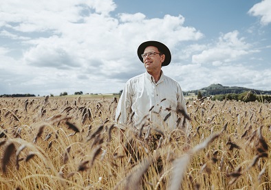 Landwirt im Getreidefeld